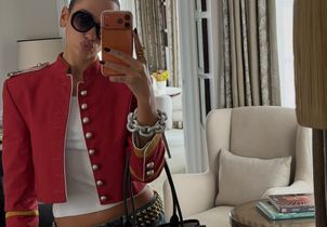 Comment adopter la veste officier ? Dua Lipa nous souffle la réponse