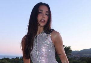 Dua Lipa ressort une mini-robe Versace portée par Kate Moss il y a 30 ans (et relance les spéculations autour de sa robe de mariée)