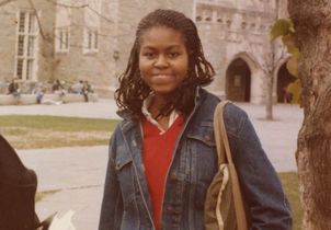 En pull rouge et jean, Michelle Obama revisite son look d’étudiante des années 1980