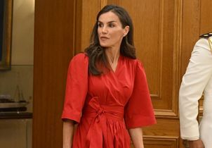 En robe d’été & Other Stories, Letizia d’Espagne confirme le pouvoir de cette couleur en 2026