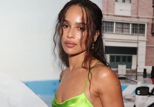 En robe satinée vert néon, Zoë Kravitz remet le fluo sur le devant de la scène