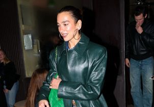 En total look denim, Dua Lipa confirme la tendance des bottes de yéti pour son passage à Paris