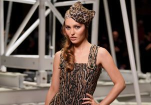 En léopard, Lily-Rose Depp fait sensation au défilé Chanel