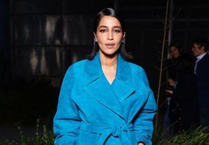 En trench bleu canard, Leïla Bekhti électrise le défilé Alaïa