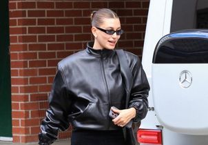 Hailey Bieber confirme le retour de ce pantalon qui allonge la silhouette 