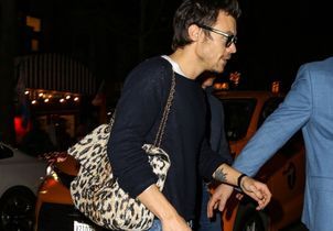 Harry Styles adopte ce sac Chanel léopard et confirme son statut d’icône mode 