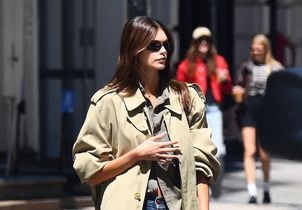 Jean droit, trench et ballerines : Kaia Gerber adopte l’uniforme chic des Parisiennes