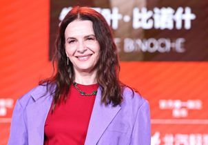 Juliette Binoche relance la tendance color block sur le tapis rouge de Pékin