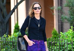 Katie Holmes prouve que le jean coloré pourrait bien détrôner le denim bleu classique ce printemps