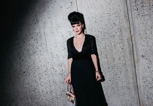 Lily Allen porte une robe faite des tickets de caisse des cadeaux offerts par son ex David Harbour à ses maîtresses