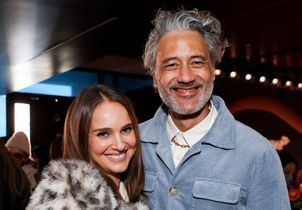 Extra-long, imprimé dalmatien... À Sundance, les manteaux de Natalie Portman donnent le ton de l’hiver 2026