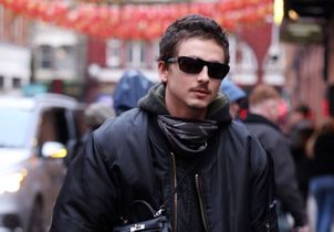 À Londres, Timothée Chalamet adopte le mini-Kelly en bandoulière et confirme sa passion pour les mini-sacs