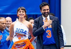 Rama Duwaji, la Première dame de New York, fait sensation dans une robe créée à partir de T-shirts des Knicks 