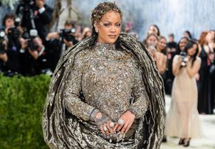 Rihanna clôture le tapis rouge du Met Gala en robe sculpturale