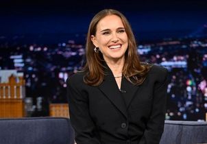 Robe blazer noire, collants et escarpins assortis : Natalie Portman dépoussière le style rétro-chic