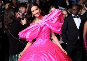 Robe rose bonbon et nœud XXL : Demi Moore apporte une touche d’extravagance sur le tapis rouge cannois