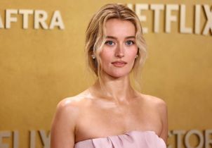 Robe boule épurée, cheveux faussement négligés… Sarah Pidgeon ressuscite le minimalisme 90’s de Carolyn Bessette Kennedy aux Actor Awards 2026