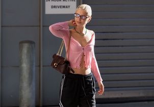 Short de sport et talons : Iris Law ressuscite un duo audacieux popularisé par Carrie Bradshaw