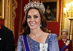 Somptueuse dans une robe à sequins, Kate Middleton porte un diadème symbolique de la famille royale (et le préféré d’Elizabeth II) 