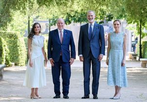 Sous le soleil de Madrid, Letizia d’Espagne et Charlene de Monaco misent sur cette robe d’été légère et intemporelle 