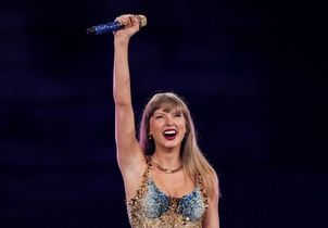 Un vêtement qui soulage les douleurs ? Taylor Swift révèle comment son body Versace l’a aidée à atténuer ses maux pendant sa tournée