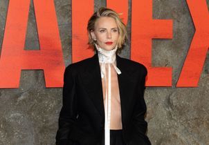 Veste portée à même la peau et collerette baroque : le look simple mais spectaculaire de Charlize Theron sur tapis rouge