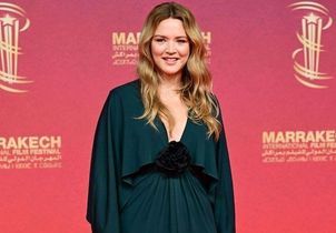 Virginie Efira délaisse le noir et mise sur cette couleur tendance pour sublimer un look de fête