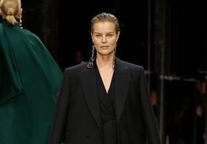 À 52 ans, Eva Herzigova, supermodel des années 90, fait sensation sur le podium du défilé Givenchy