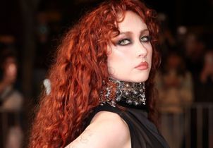 À la Fashion Week de Paris, Chappell Roan confirme que la robe transparente n'a pas dit son dernier mot