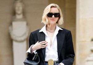 Blazer, chemise blanche et jean droit : Naomi Watts adopte l'uniforme de la Parisienne au défilé Celine