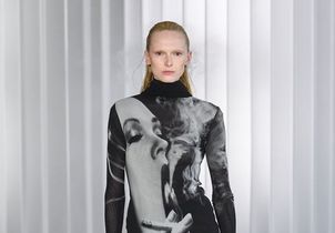 Cheveux fumants et robe glamour : Alex Consani rend hommage à Marlene Dietrich au défilé Jean Paul Gaultier