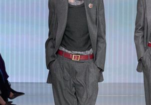 Dévoilé au défilé Giorgio Armani, cet accessoire va twister tous nos looks en 2026