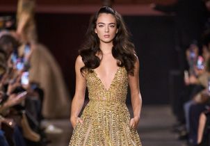 En robe féérique dorée, Deva Cassel fait sensation sur le podium du défilé Elie Saab