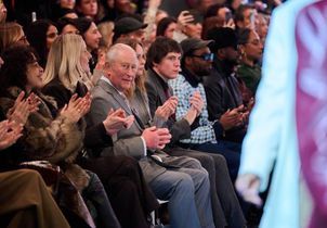 Et soudain, le roi Charles fait une apparition surprise à la Fashion week de Londres
