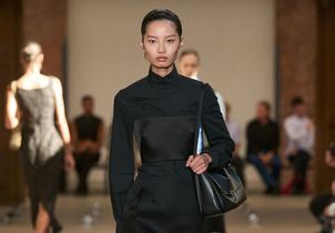 La chemise de bureau n’a jamais été aussi chic grâce à cette astuce toute simple repérée chez Calvin Klein