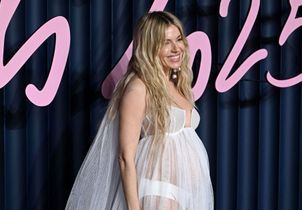 « Avec sa nuisette, Sienna Miller rejoue la stratégie de communication de sa précédente grossesse » : le billet de Charlotte Moreau