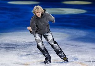 En jean Balmain, le patineur Ilia Malinin fait sensation à la clôture des JO d’hiver 2026