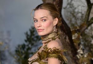 L’histoire troublante derrière le bracelet en cheveux humain de Margot Robbie