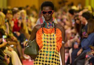 Le tablier devient-il la nouvelle robe ? La tendance mode qui intrigue