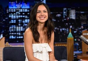 Pourquoi la robe babydoll d’Olivia Rodrigo a-t-elle déclenché une polémique ?