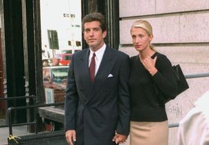 Looks de Carolyn Bessette : pourquoi le styliste de la série de Ryan Murphy a été remercié ?