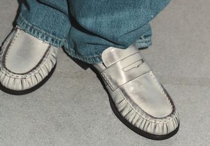 Vêtements faussement usés : c'est quoi ce nouveau phénomène mode ?