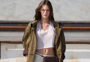 Cette veste kaki, usée à la corde par toute une génération, fait son grand retour en 2026