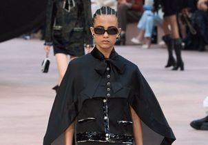 Repérée sur les podiums, la cape noire détrône la veste pour les fêtes de fin d'année