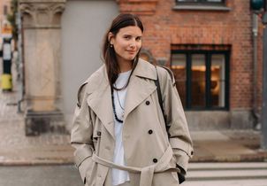 Plus long, plus loose : le trench oversize s’impose au printemps