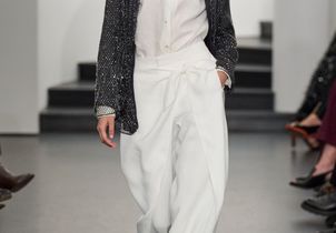 Le pantalon à taille croisée, la clé pour casser la routine stricte d’une silhouette tailoring