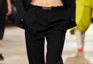 Le tailleur strict, c’est fini : le pantalon de costume revient en version Y2K (et il est ultra sexy)