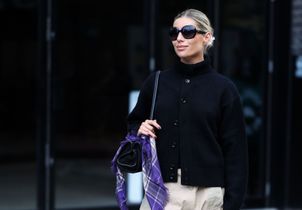 Repéré sur les podiums, ce cardigan au col original va donner un nouveau souffle à notre vestiaire d’automne