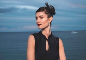 Cette robe de cérémonie à la fente audacieuse est la plus vendue du moment chez Claudie Pierlot