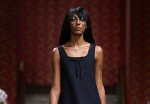 Qu'est-ce que la robe trois trous, qui va envahir les vestiaires cet été ?